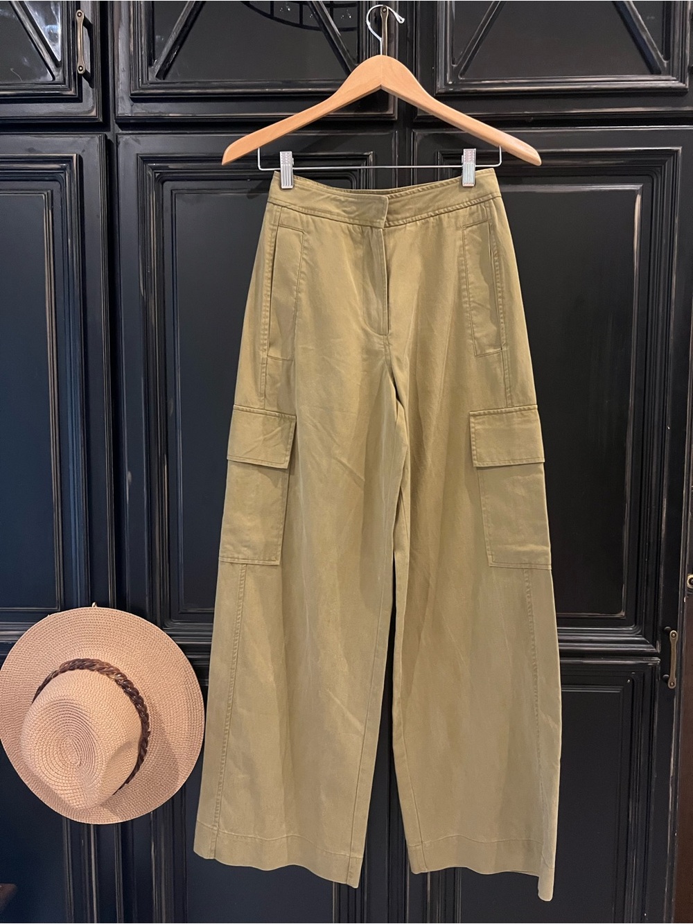 Wide-Leg Cargo Pants in Olive Green